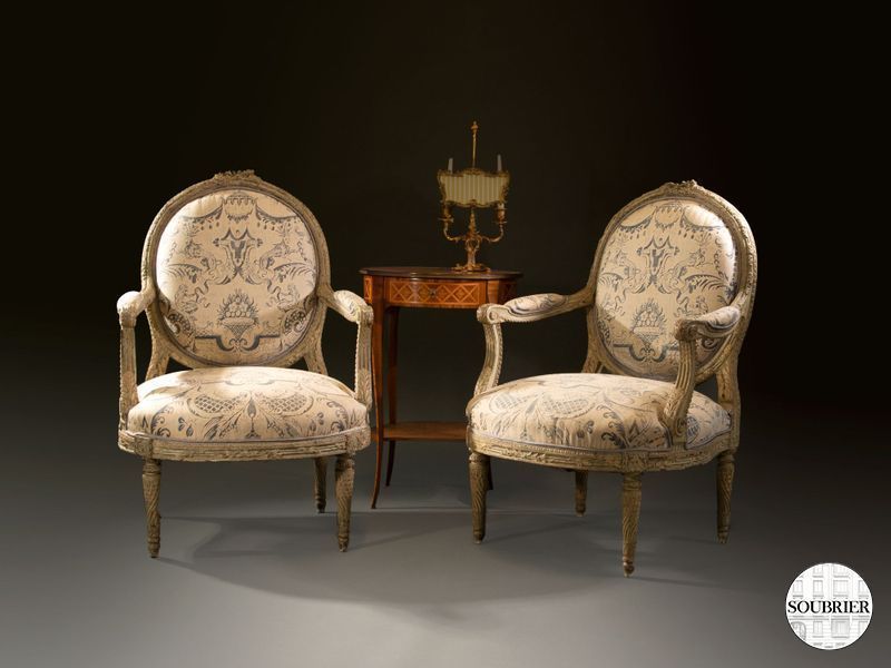 Deux fauteuils LXVI médaillons