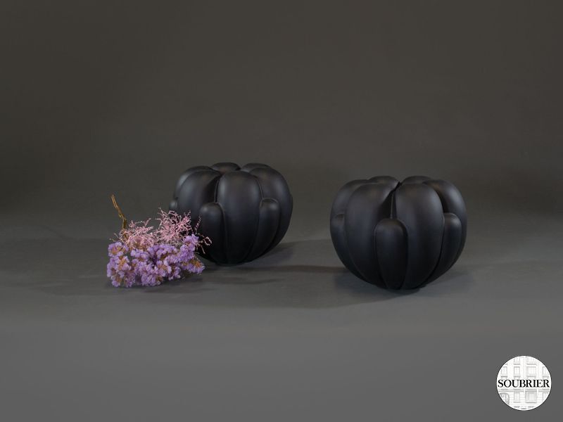 Deux vases bas noir à godrons